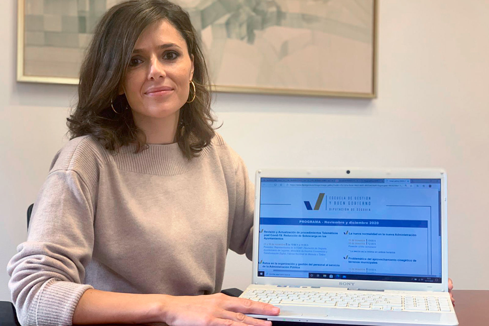 La diputada del Servicio de Asistencia a Municipios, Sara Dueñas, anuncia la reanudación de la Escuela. /E.A.