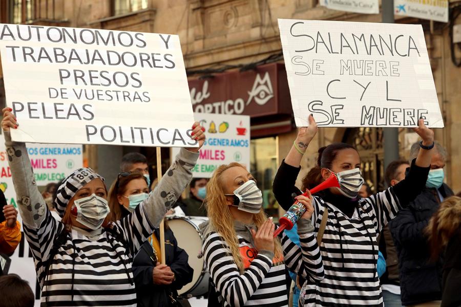 Más de mil autónomos se echaron a las calles de Salamanca para protestar contra las medidas restrictivas. EFE/J.M.GARCÍA