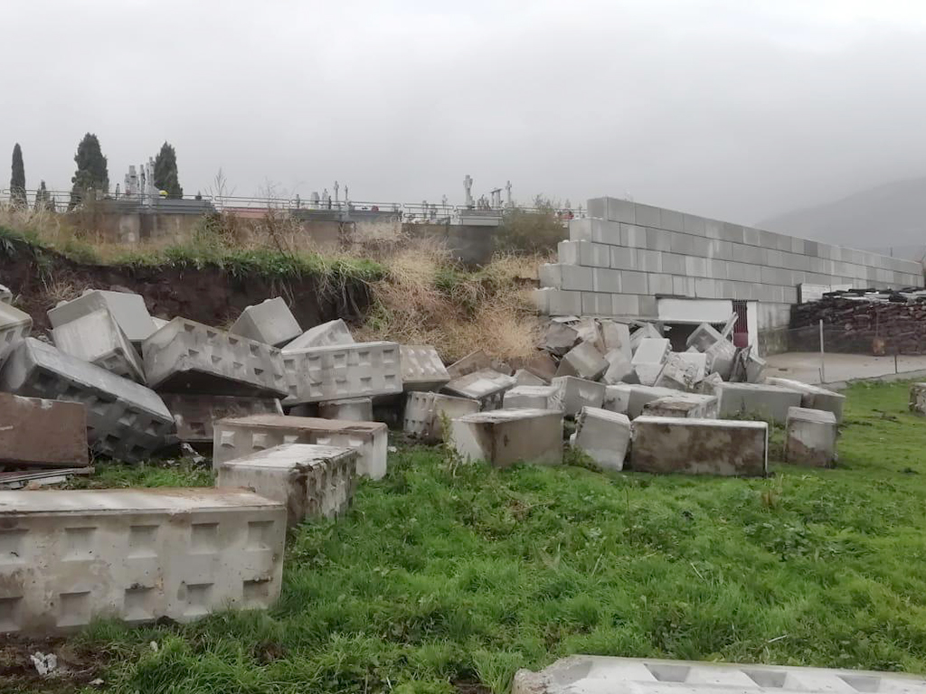 Las fuertes lluvias han provocado el derrumbe de una pared del cementerio de El Espinar. / E.A