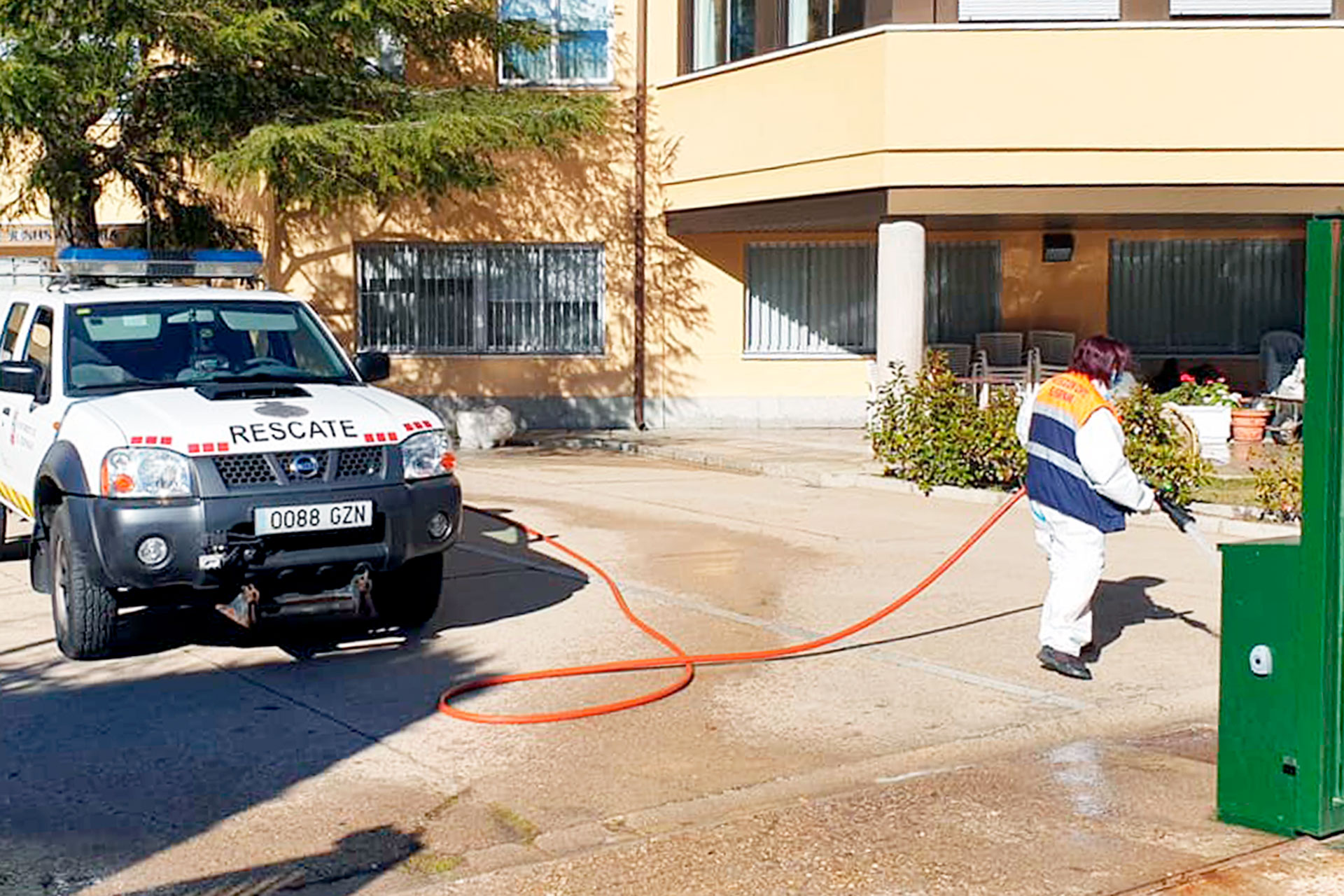 Carmen Ramírez, jefa de la Agrupación, realizando labores de desinfección en Los Ángeles de San Rafael. / E.A.