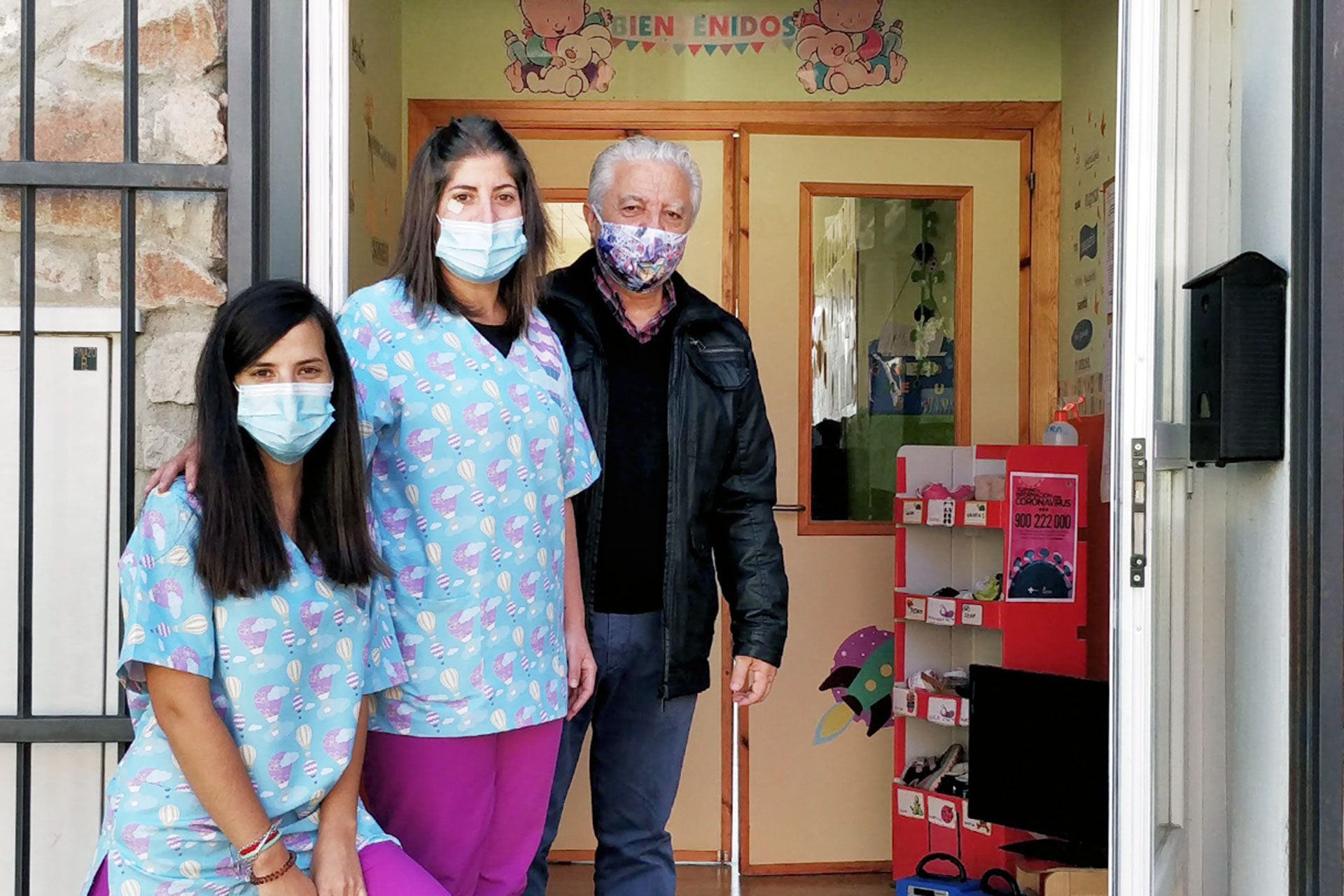 Entrega de material de protección en el centro infantil. /E.A.