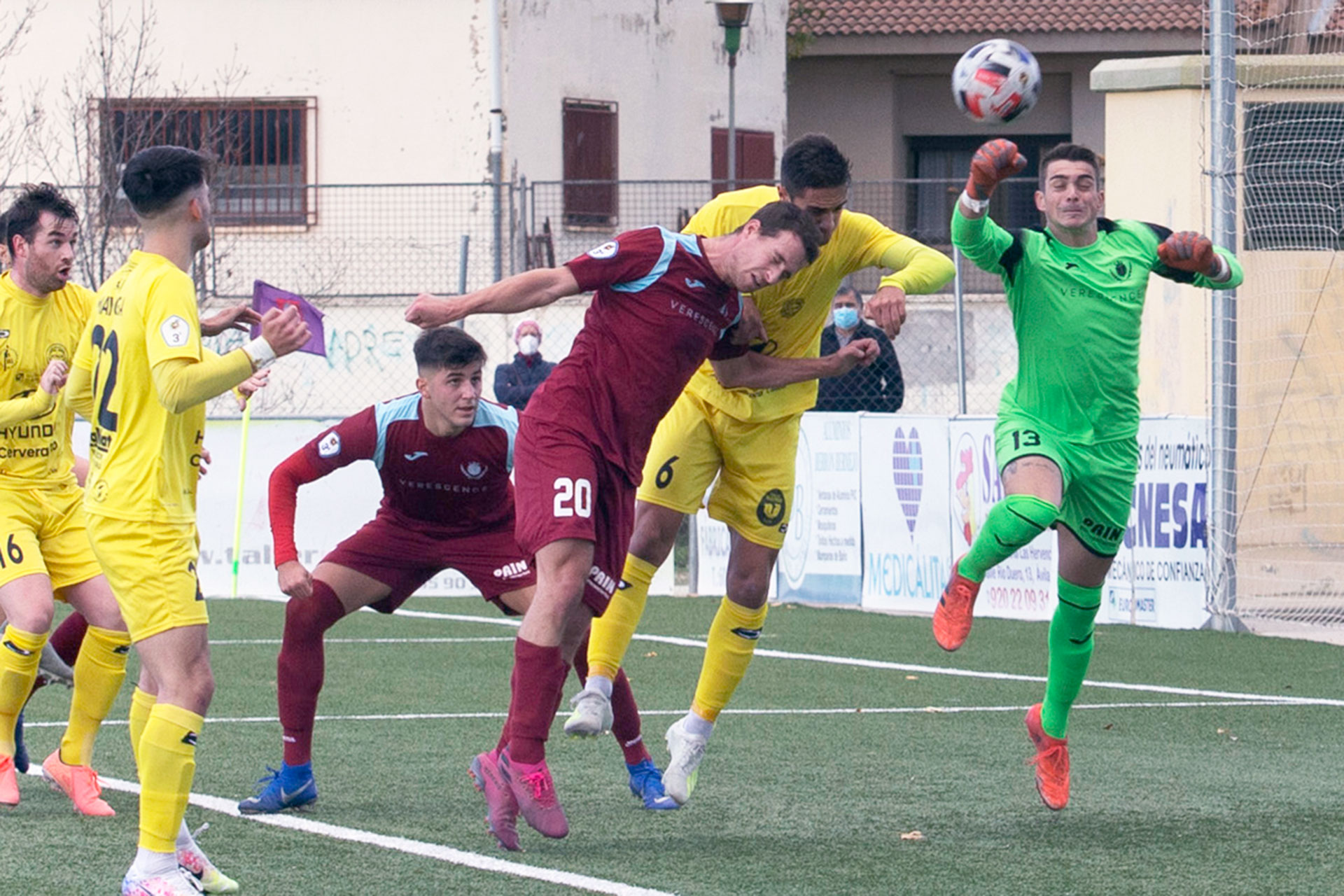 Gabi intenta rematar de cabeza una acción a balón parado en el partido del CD La Granja./ ISABEL GARCÍA