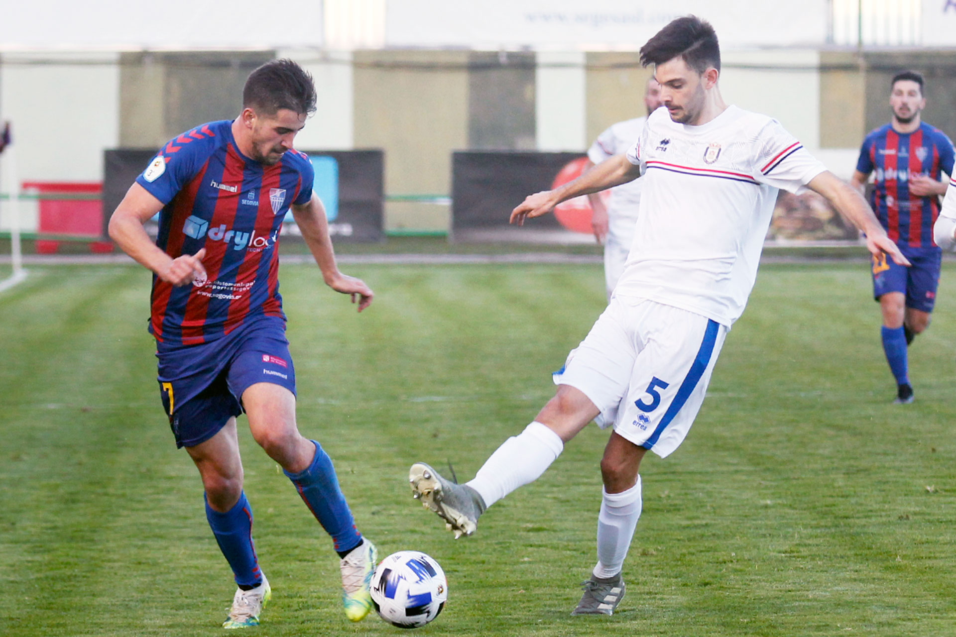 Adeva se anticipa a la acción de un contrario del Real Ávila. / NEREA LLORENTE