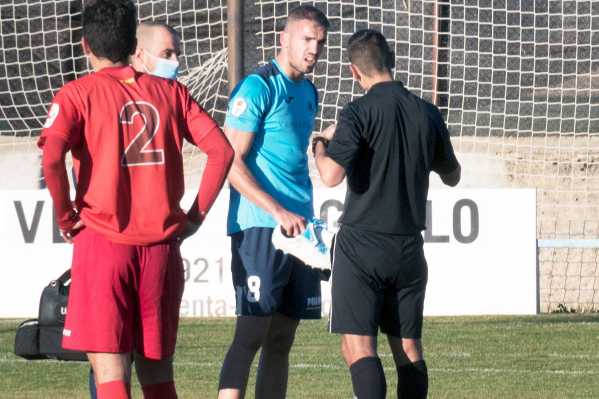 Velasco dialoga con el colegiado en el momento de su lesión frente al Real Burgos. / KAMARERO