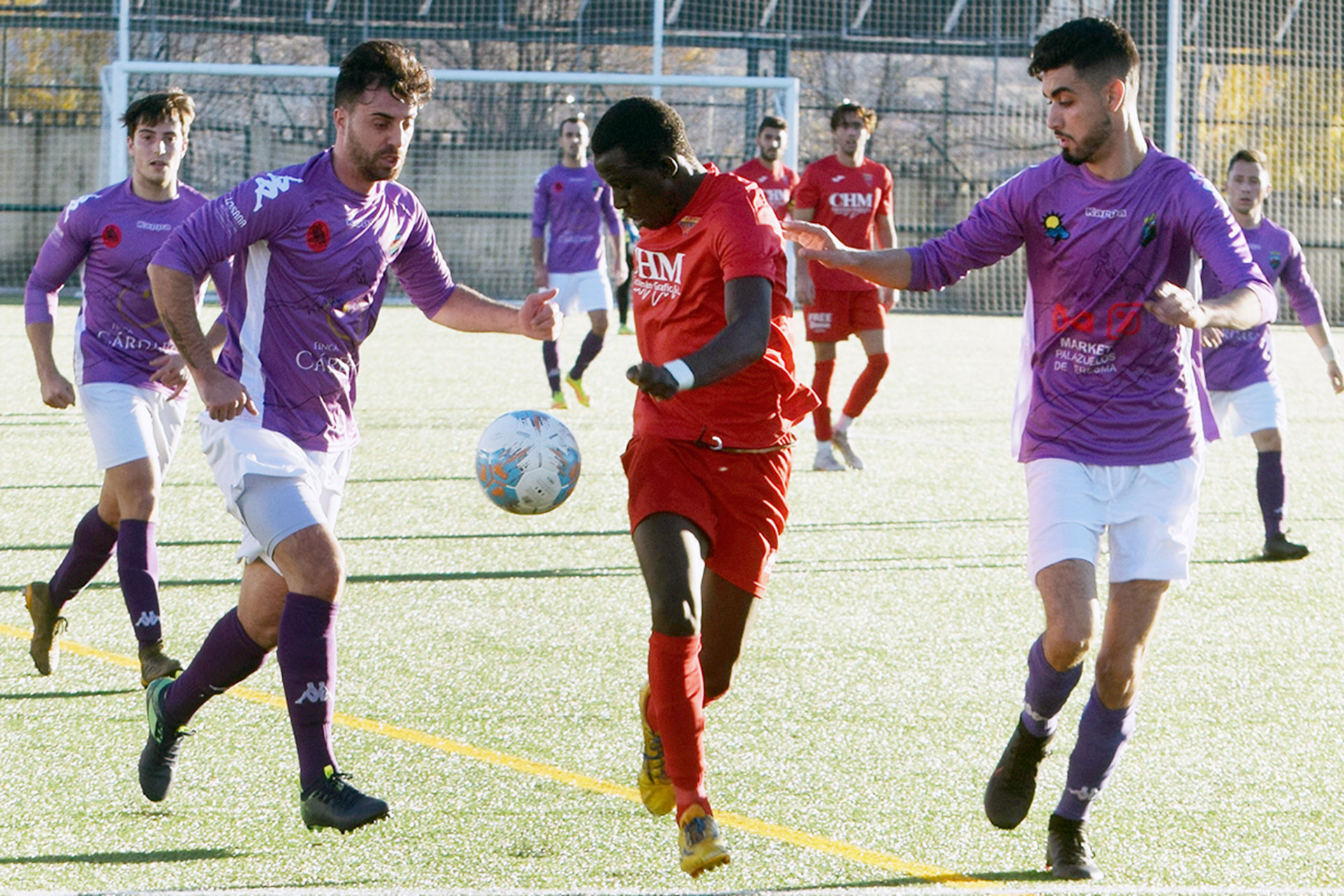 La defensa del Monteresma trata de frenar una acción ofensiva de los jugadores del Abejar. / ROCÍO PARDOS