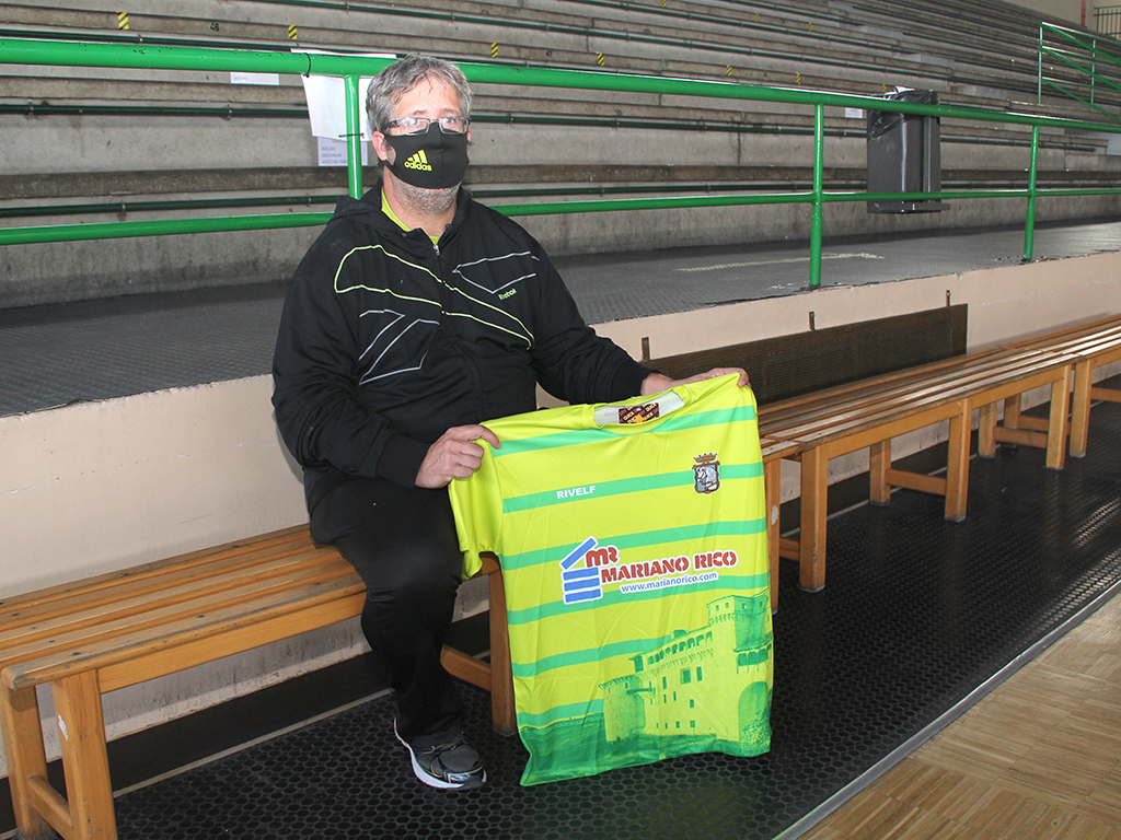 Héctor Polo posa con la camiseta del Cuéllar en el pabellón de Santa Clara. / C.N