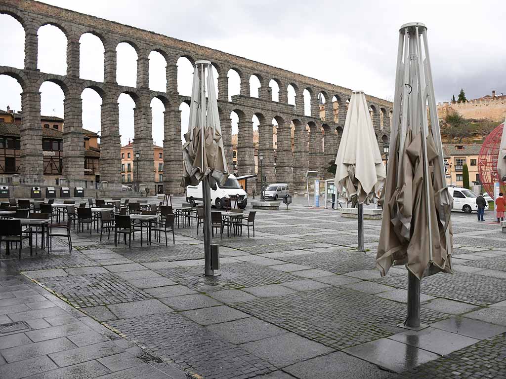 Segovia sube la verja: abren hostelería, centros deportivos y comerciales 1 Terrazas de Segovia a los pies del Acueducto. / EFE-PABLO MARTÍN