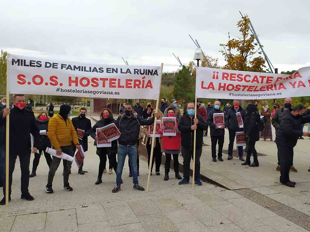 Hosteleros de Segovia, en la concentración del sector en Valladolid. / AIHS