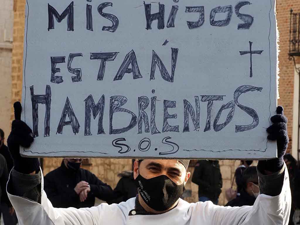 Los sectores afectados por el cierre se echan a la calle: "Queremos trabajar" 1 Miembros de la Asociación Provincial de Empresarios de Hostelería de Valladolid se manifiesta este martes para exigir la reapertura de sus negocios en Castilla y León o, al menos, ayudas directas. EFE/ R. García