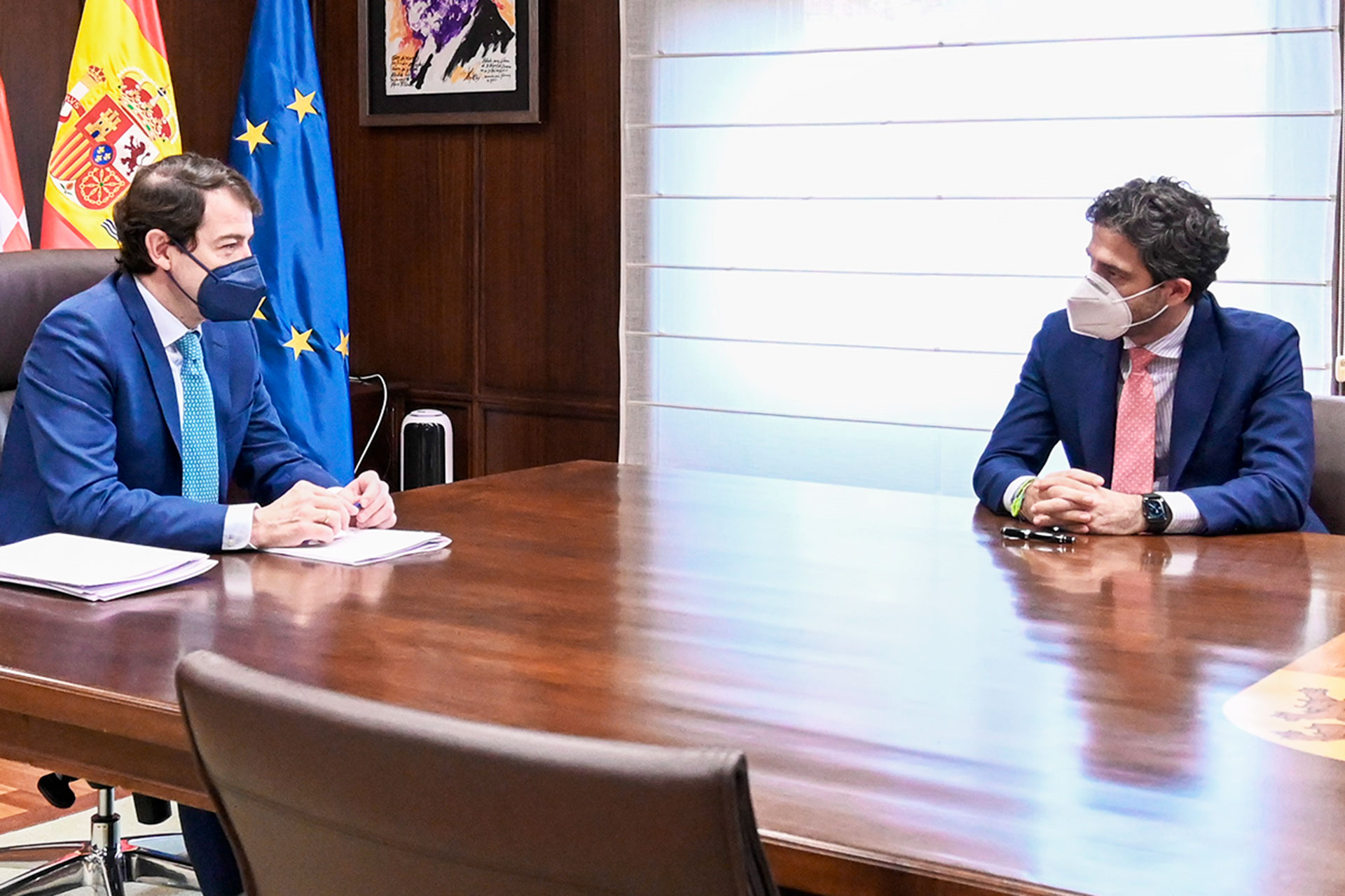 Fernández Mañueco, con el presidente de Iberaval, César Pontvianne, en la reunión de ayer. / EFE