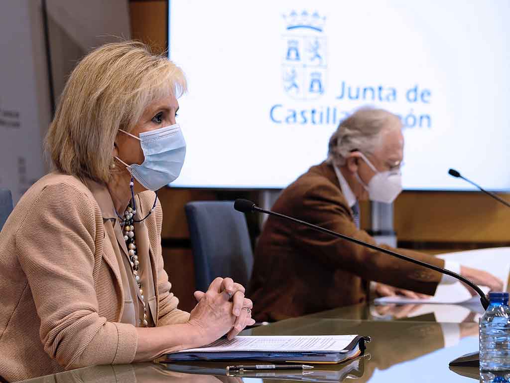 La consejera de Sanidad de la Junta de Castilla y León, Verónica Casado, junto al coordinador de las UCIS de la Comunidad, Jesús Blanco Varela. EFE/NACHO GALLEGO