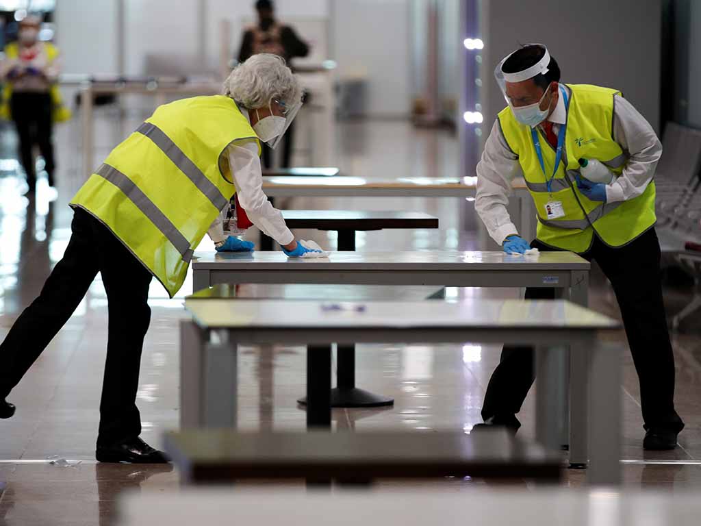 Vista de las instalaciones del Aeropuerto Josep Tarradellas-El Prat de Barcelona que se adaptan para aplicar el nuevo protocolo de seguridad. / EFE - ALEJANDRO GARCÍA - POOL