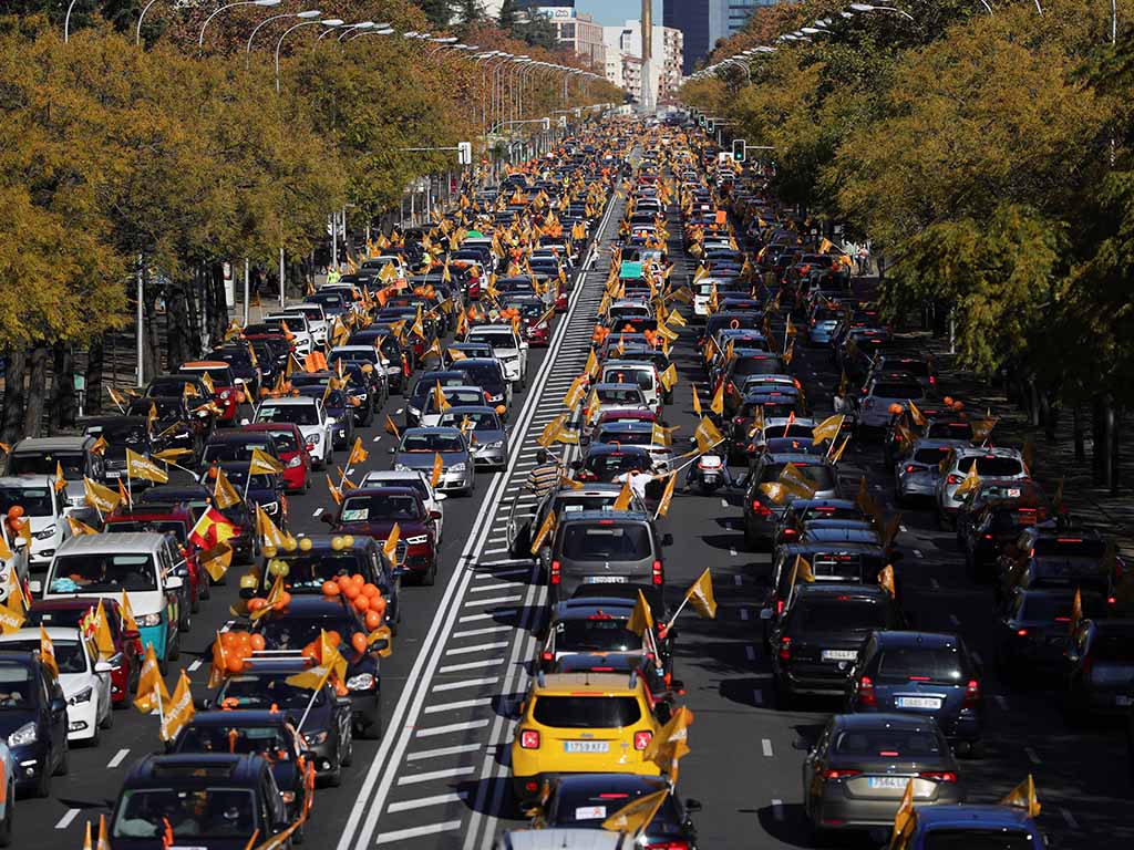 Vista general de la manifestación con vehículos que recorre el Paseo de la Castellana desde Cuzco a Cibeles en Madrid este domingo contra la Ley de Educación (LOMLOE), denominada también 'Ley Celaá', aprobada esta semana en el Congreso. EFE/JuanJo Martín