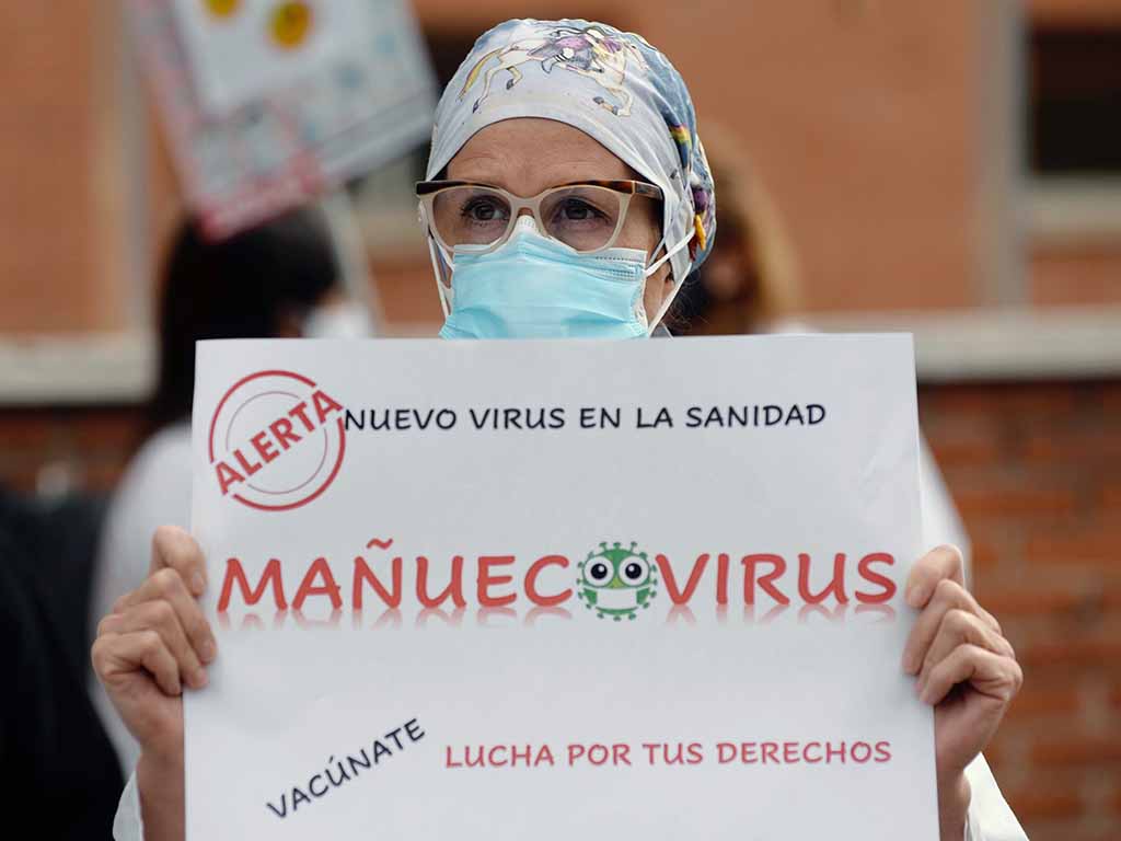 Los sindicatos presentes en Mesa Sectorial han convocado esta mañana concentraciones de profesionales de SACYL en las puertas de todos los centros sanitarios de Castilla y León. En la imagen, concentración en el Hospital Clínico Universitario de Valladolid. EFE/NACHO GALLEGO