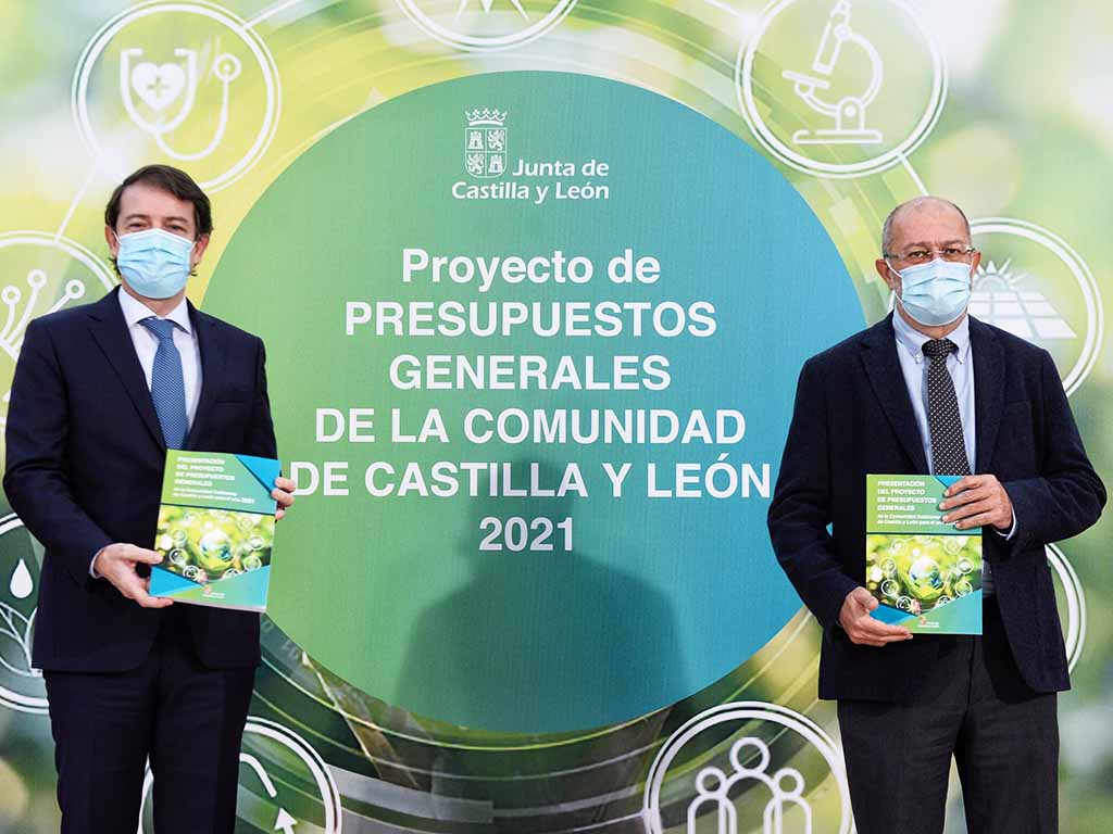 Mañueco, acompañado por Igea, durante la presentación de los Presupuestos. / EFE-NACHO GALLEGO