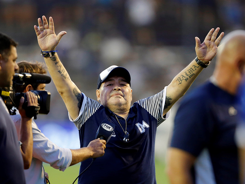 El entrenador de Gimnasia y Esgrima, Diego Armando Maradona, celebra la victoria de su equipo este sábado, durante un partido por la Superliga del Fútbol Argentino, en el estadio Juan Carmelo Zerillo de La Plata, Buenos Aires (Argentina). EFE/ Demian Alday Estévez