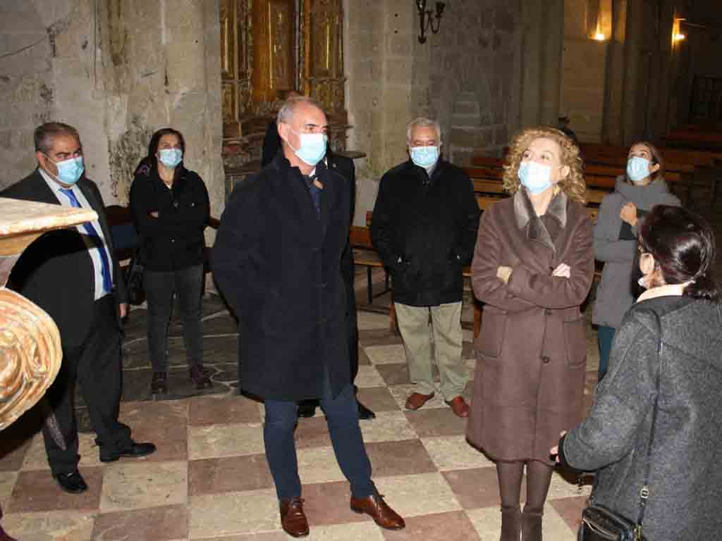 La directora general de Vivienda, Arquitectura y Urbanismo, María Pardo, y el delegado territorial de la Junta en Segovia, José Mazarías, visitan Turégano, junto con el alcalde Juan Montes. / EL ADELANTADO