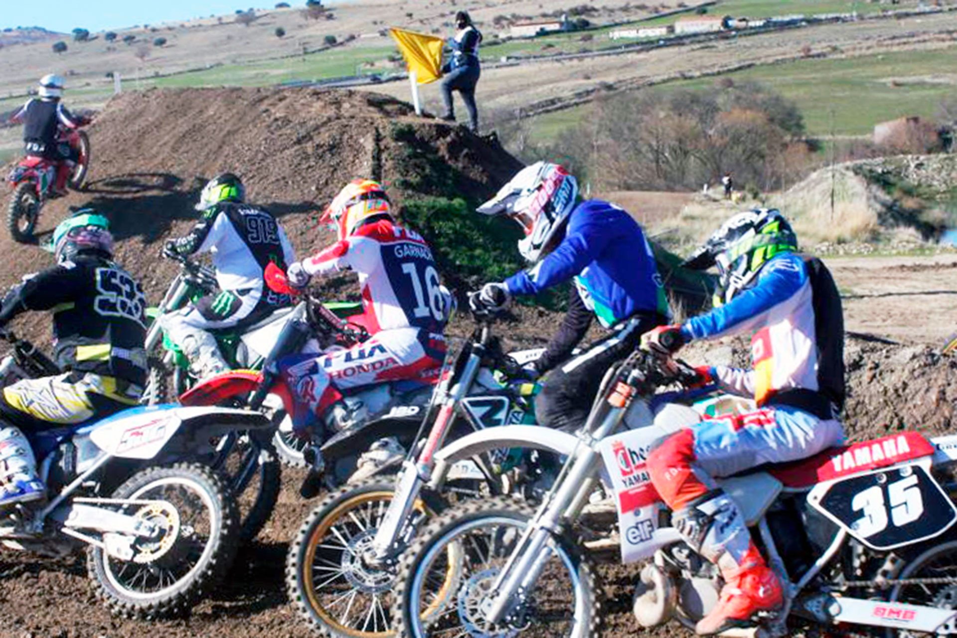 Los pilotos toman una curva del circuito de El Espinar. / E.R.