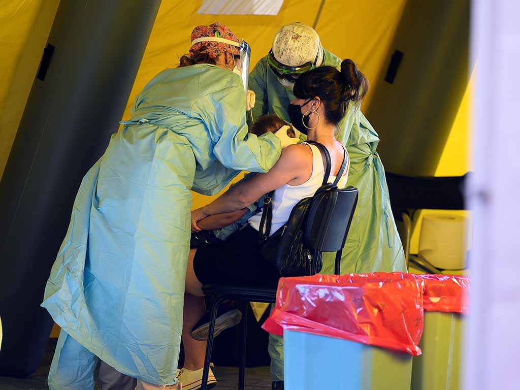 Segovia mantiene la tendencia y cierra la semana con 27 casos 1 Personal sanitario realiza pruebas PCR. EFE/PEDRO PUENTE