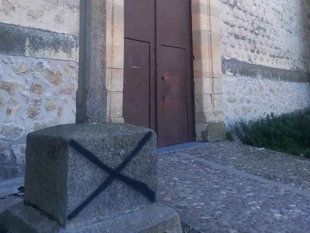 Pintada en una cruz de la iglesia de Valseca. / A.P.