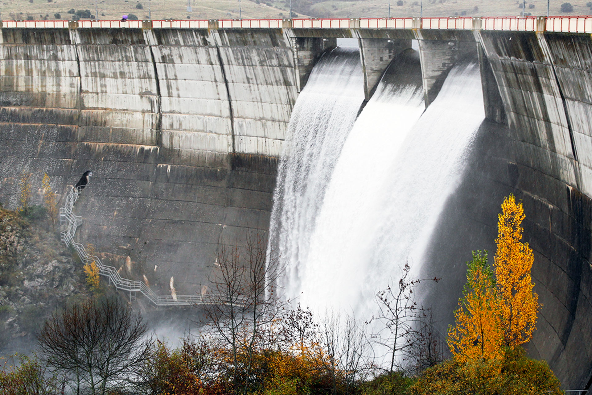 Pantano del Pontón Alto rebosando agua. / NEREA LLORENTE