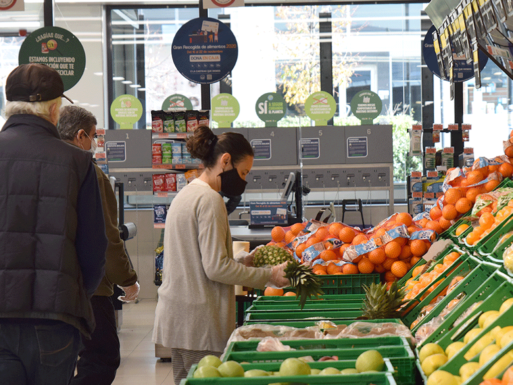 Varios clientes hacen cola en un supermercado en Segovia. / ROCÍO PARDOS
