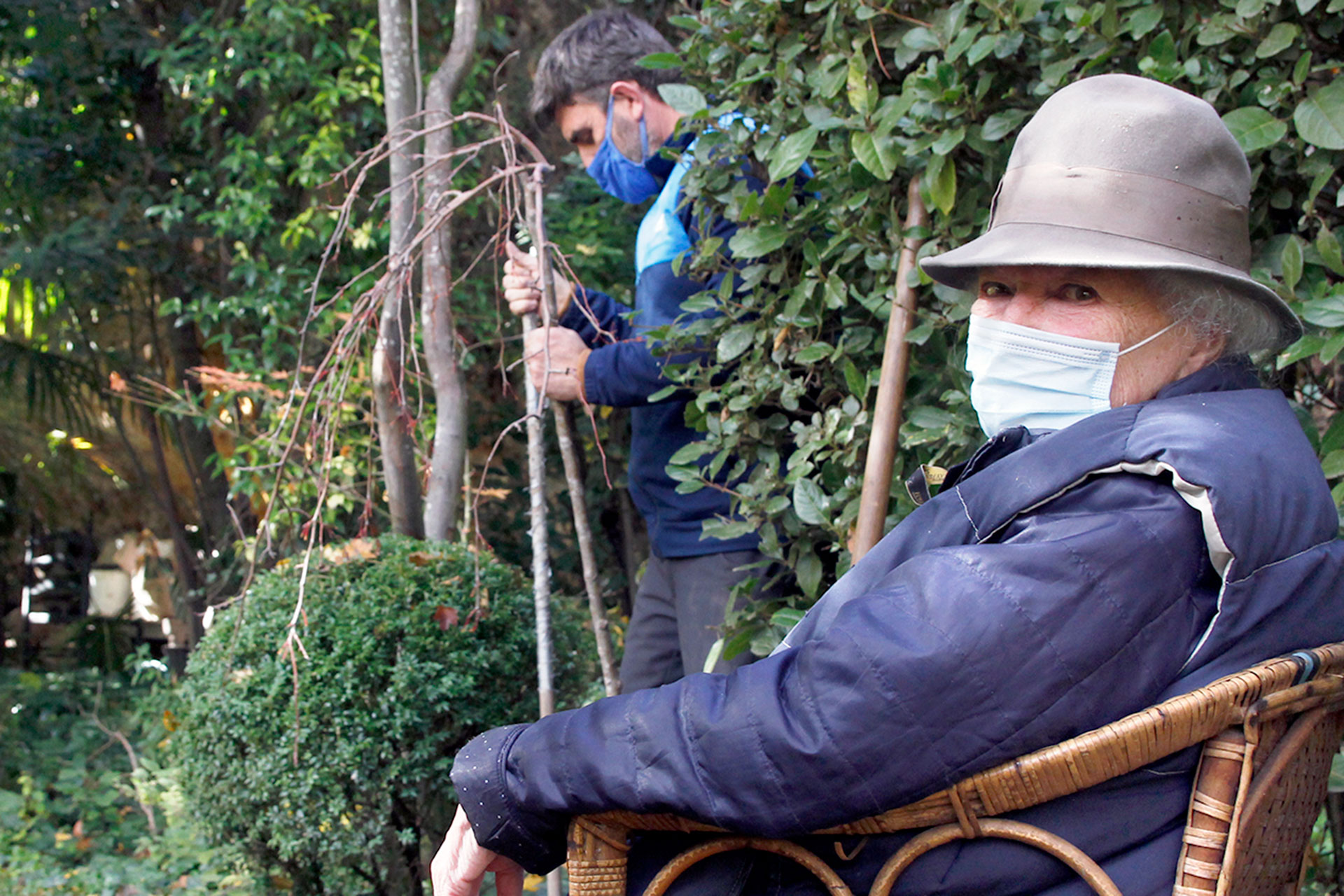 En primer término, Julia Casaravilla, y al fondo el jardinero paisajista Guillermo Cuadrado plantando el manzano. Nerea Llorente.