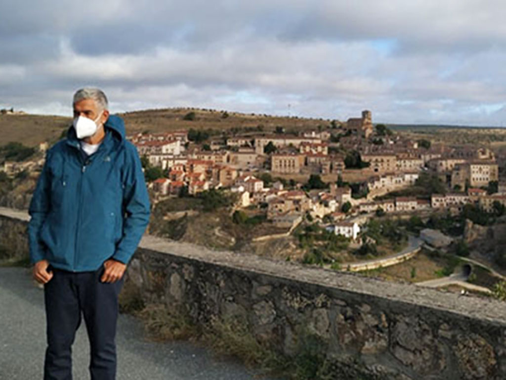 El comunicador Juanma Iturriaga, en el mirador de Sepúlveda durante la grabación del reportaje de 'Aquí la Tierra'. / EL ADELANTADO