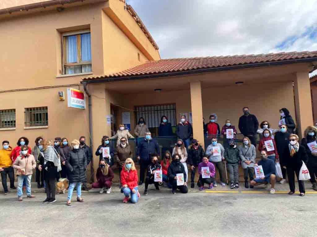 SOS Ayllón exige "dar marcha atrás" a la decisión de centralizar la toma de PCR en Cantalejo 1 Concentración de la plataforma S0S Rural Ayllón en el centro médico de la localidad. / SOS RURAL AYLLÓN