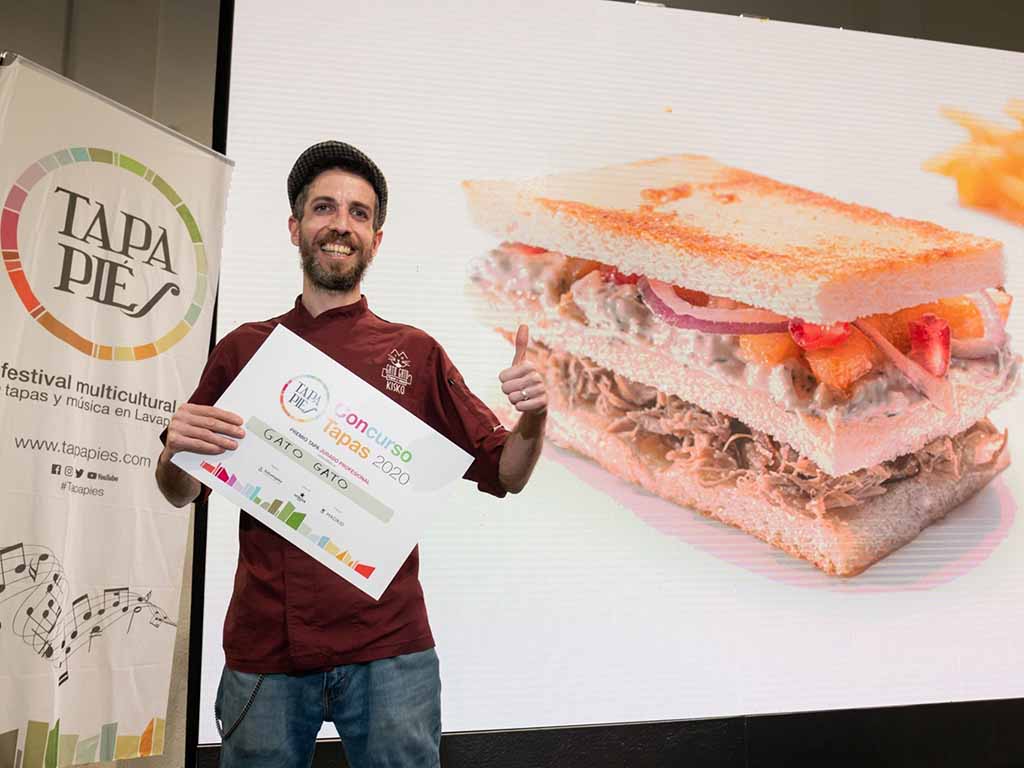 Foto cedida por la organización del concurso del ganador y su sándwich club Segovia New York.