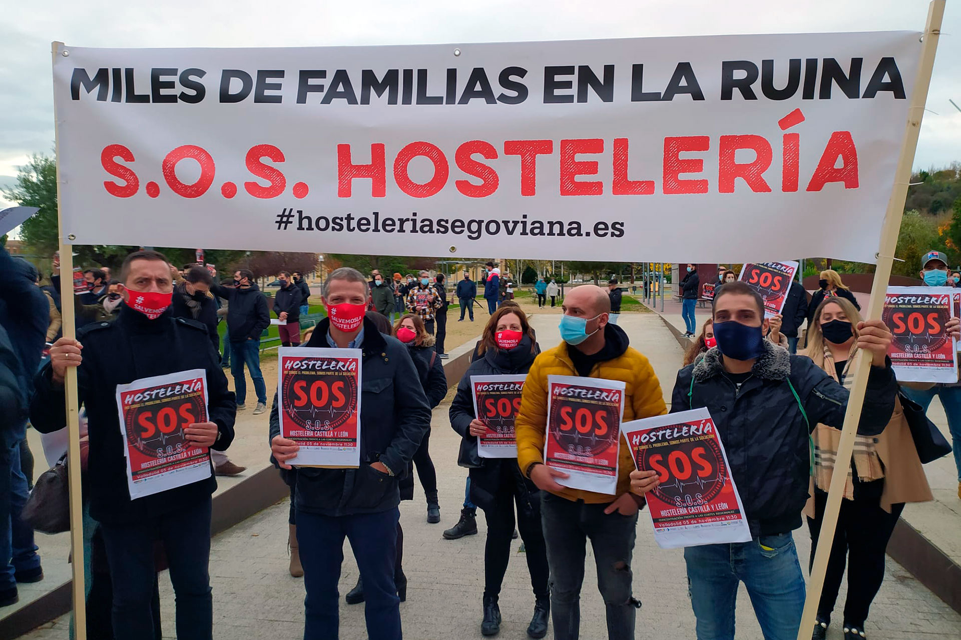 Los hosteleros segovianos participaron en la concentración de Valladolid. / E.A