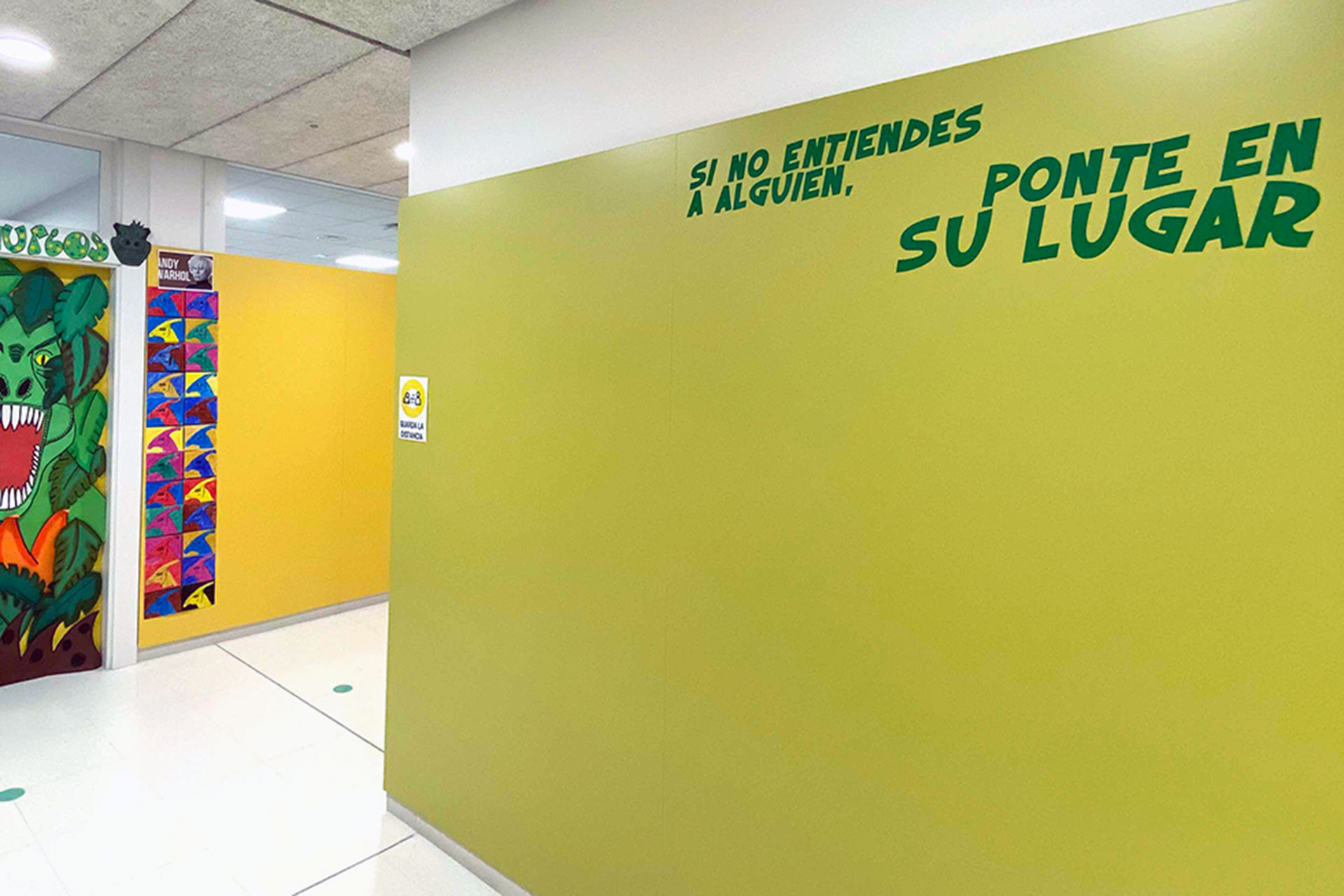 Los carteles ya se han instalado en el colegio cabecera de Valverde del Majano.  / EL ADELANTADO