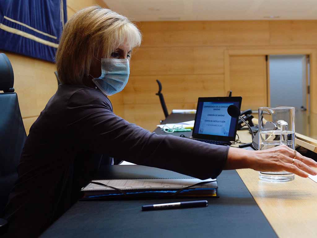 Imagen de archivo de la consejera de Sanidad, Verónica Casado, durante una comparecencia. / EFE - NACHO GALLEGO