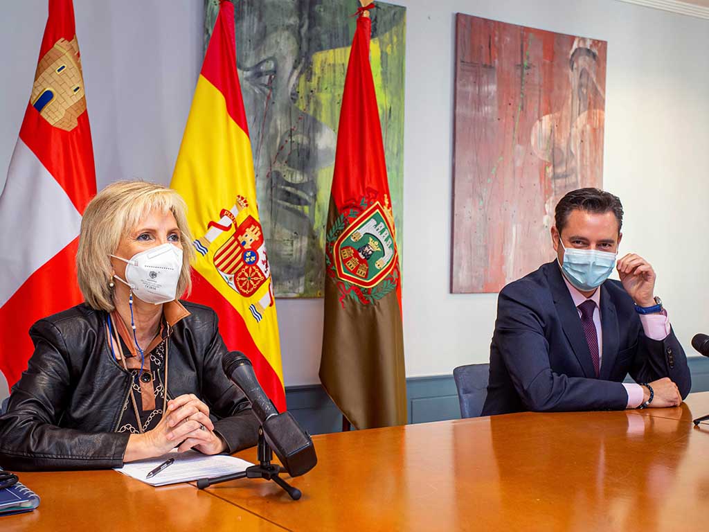Casado descarta la atención médica presencial 1 La Consejera de sanidad de la Junta de Castilla y León, Verónica Casado (i) y el alcalde de Burgos, Daniel de la Rosa (d) durante una rueda de prensa celebrada este miércoles en Burgos para informar de la situación en la que se encuentra la ciudad por la pandemia. / EFE-SANTI OTERO
