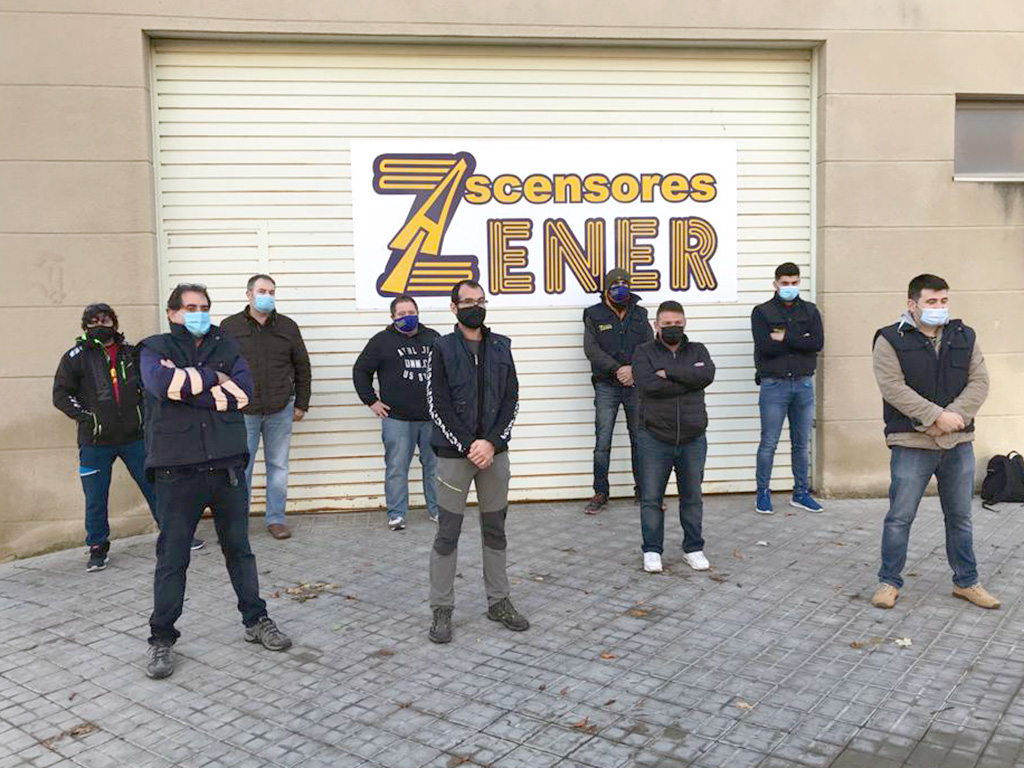Nueve de los trabajadores de la empresa, ayer por la mañana frente al taller de la empresa en Nueva Segovia. / E.A