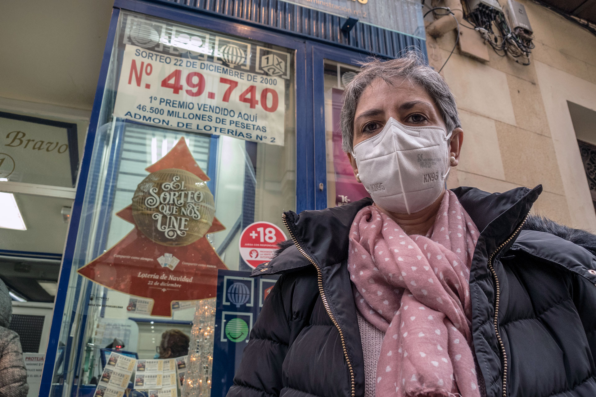 Irene Herrera junto a la Administración Nº2, que repartió ‘El Gordo’ en 2000. / KAMARERO