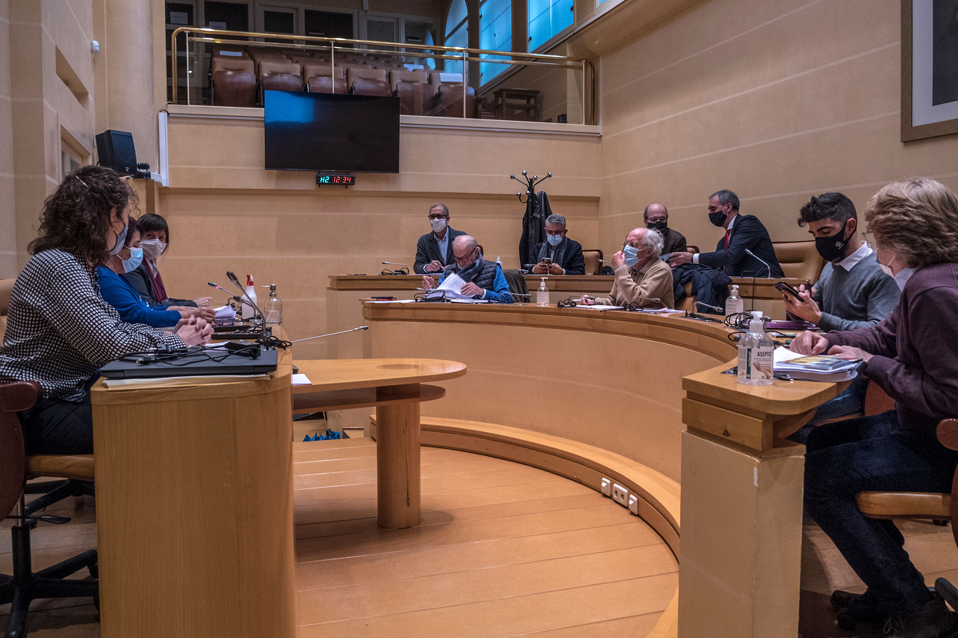 El salón de plenos del Ayuntamiento fue el lugar elegido para la reunión del patronato de la Fundación Don Juan de Borbón. / KAMARERO