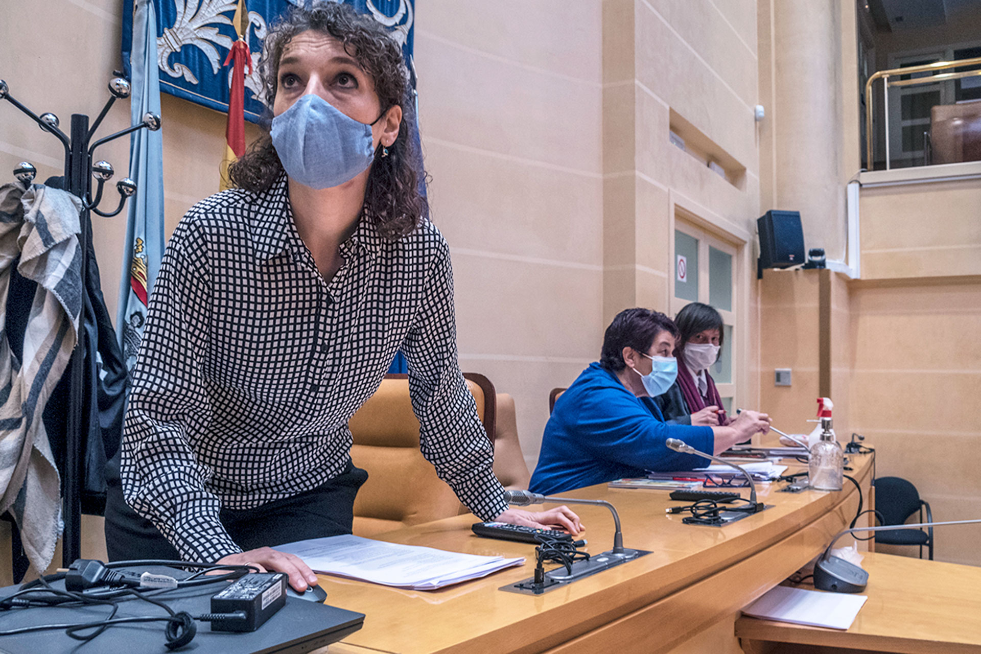 Gómez, junto a la alcaldesa y la concejala de Cultura, al inicio de la reunión del patronato. / KAMARERO