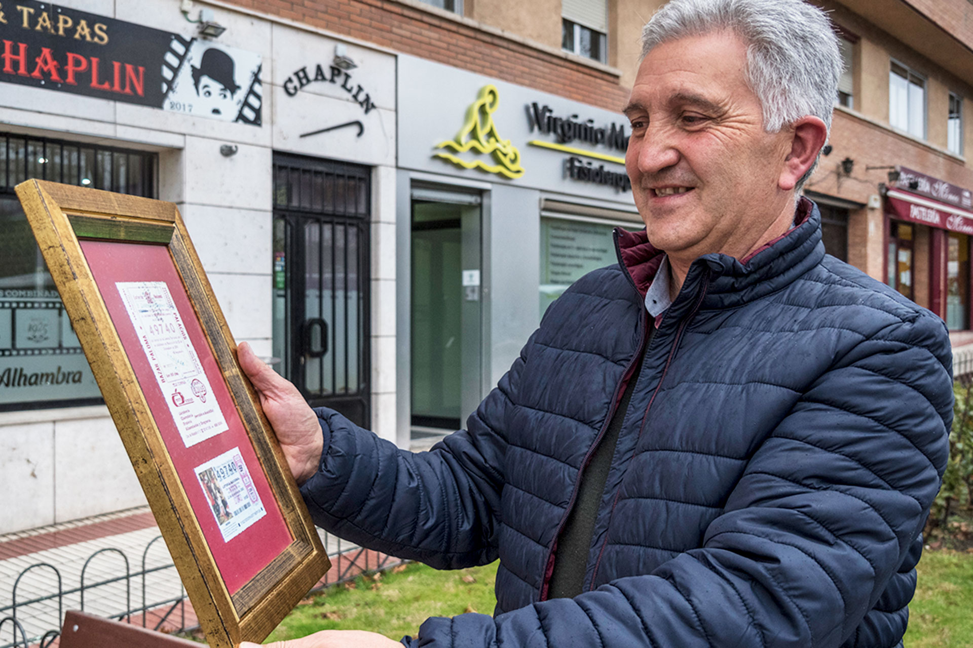 Lorenzo Moreno muestra sus participaciones en el barrio de Puente Hierro. / KAMARERO