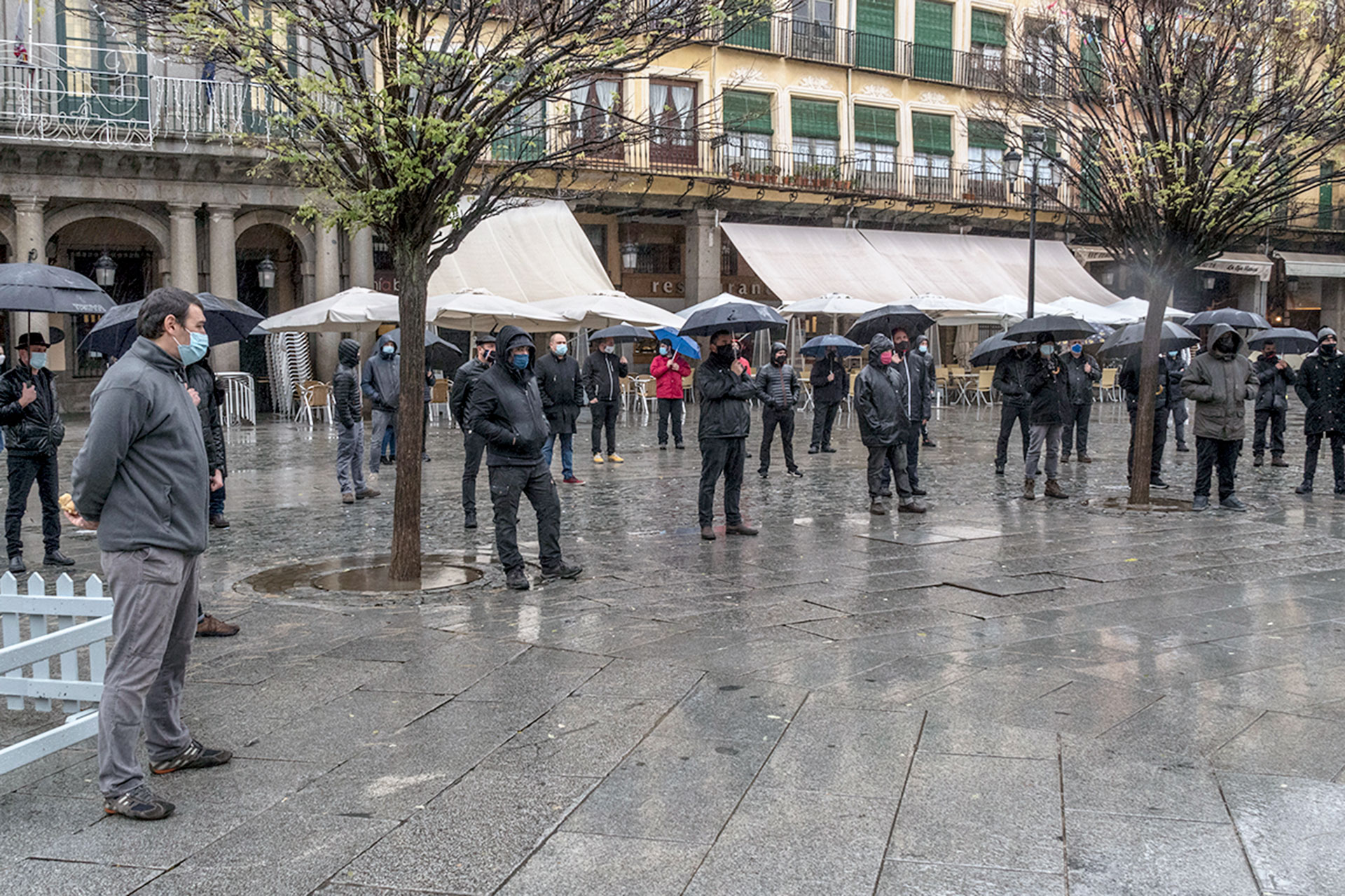 Decenas de personas se manifiestan en la Plaza Mayor durante la mañana de ayer. / KAMARERO