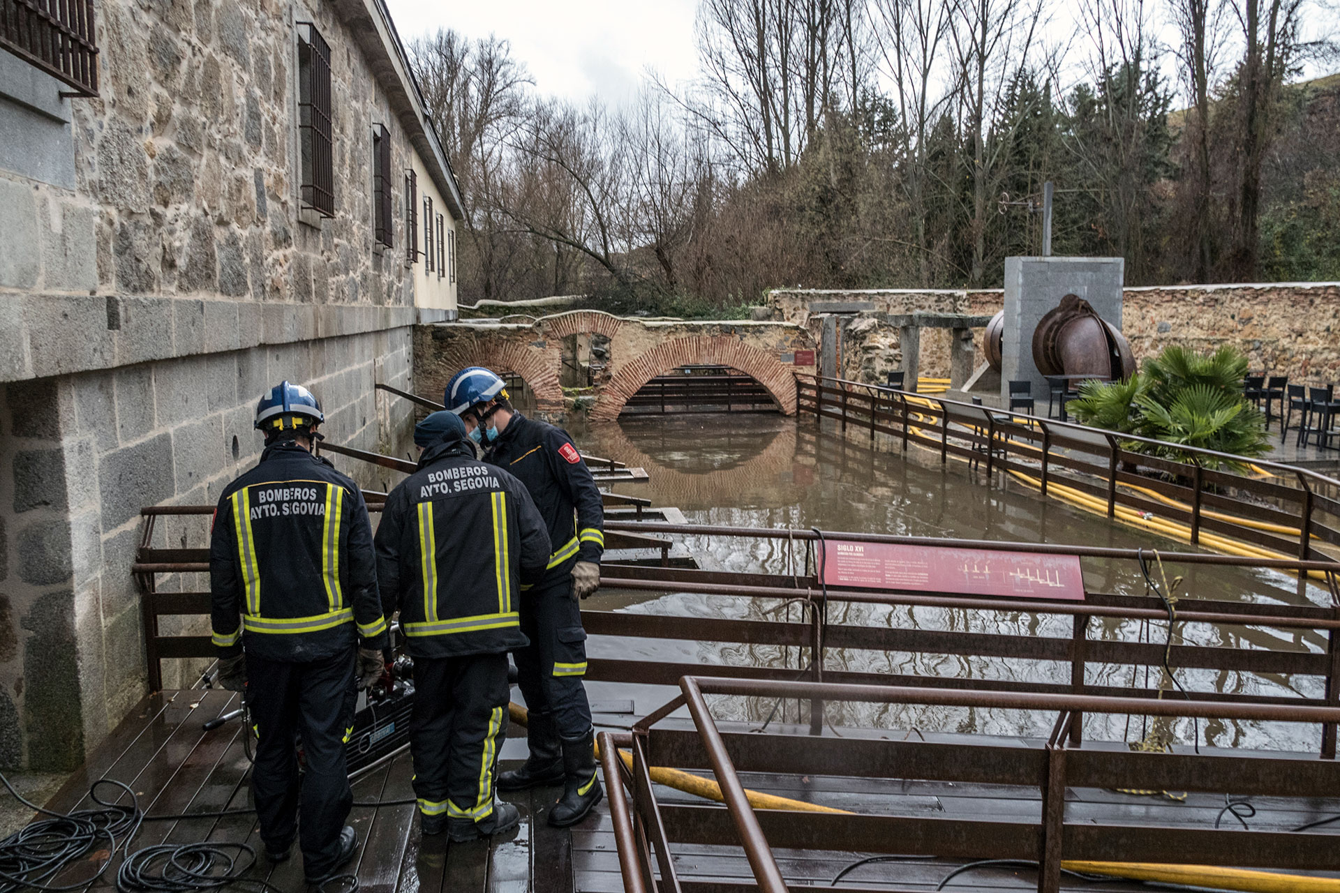 El deshielo y la lluvia causan problemas en la provincia 1 El volumen del agua fue aumentando hasta inundar las zonas de paseo de la Alameda del Parral. / KAMARERO