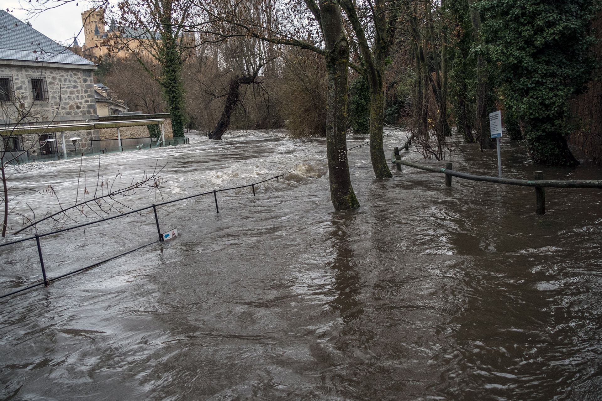 La crecida del río Eresma a su paso por la capital inunda la Casa de la Moneda y la Alameda del Parral. / KAMARERO
