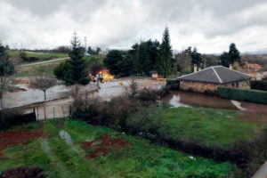 El deshielo y la lluvia causan problemas en la provincia 4 07 2 navafria inundaciones