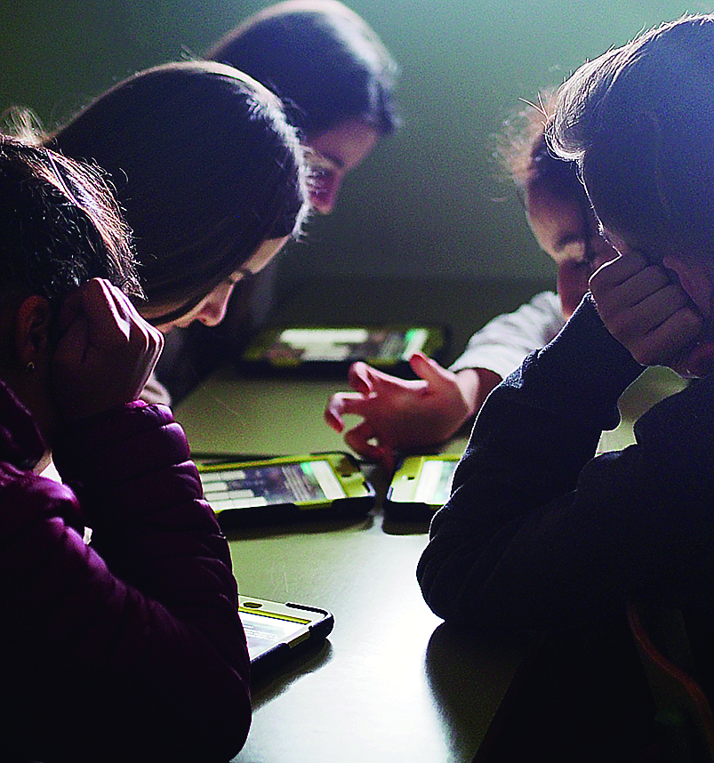 El uso de dispositivos digitales en la educación se ha extendido. / KAMARERO
