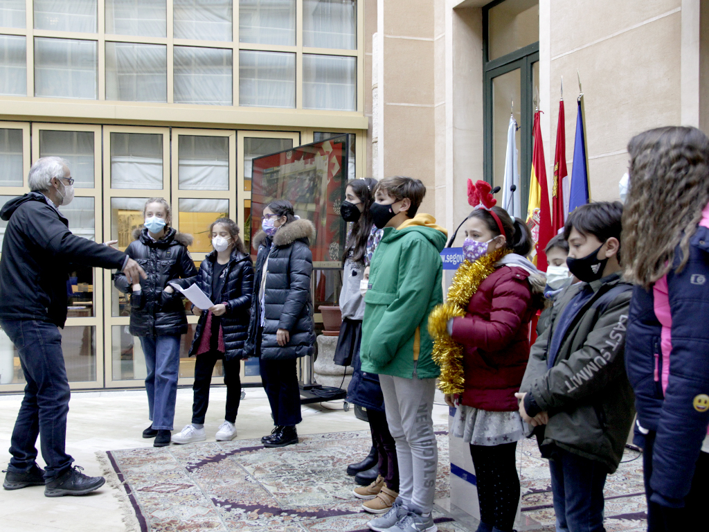 Un reducido grupo de alumnos, en representación de todos los del Colegio Claret, interpretaron un villancico en el Ayuntamiento para los segovianos. / NEREA LLORENTE