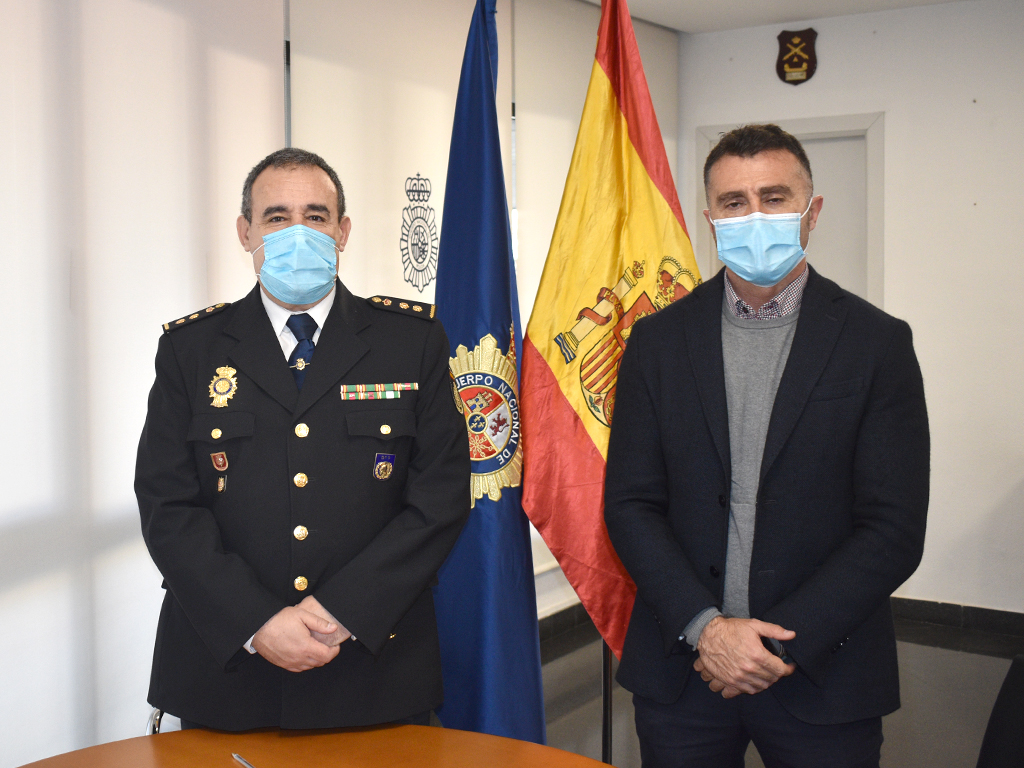 El comisario jefe provincial, Miguel Ángel Martínez, y el responsable de centros Carrefour en la Comunidad. / E. A.