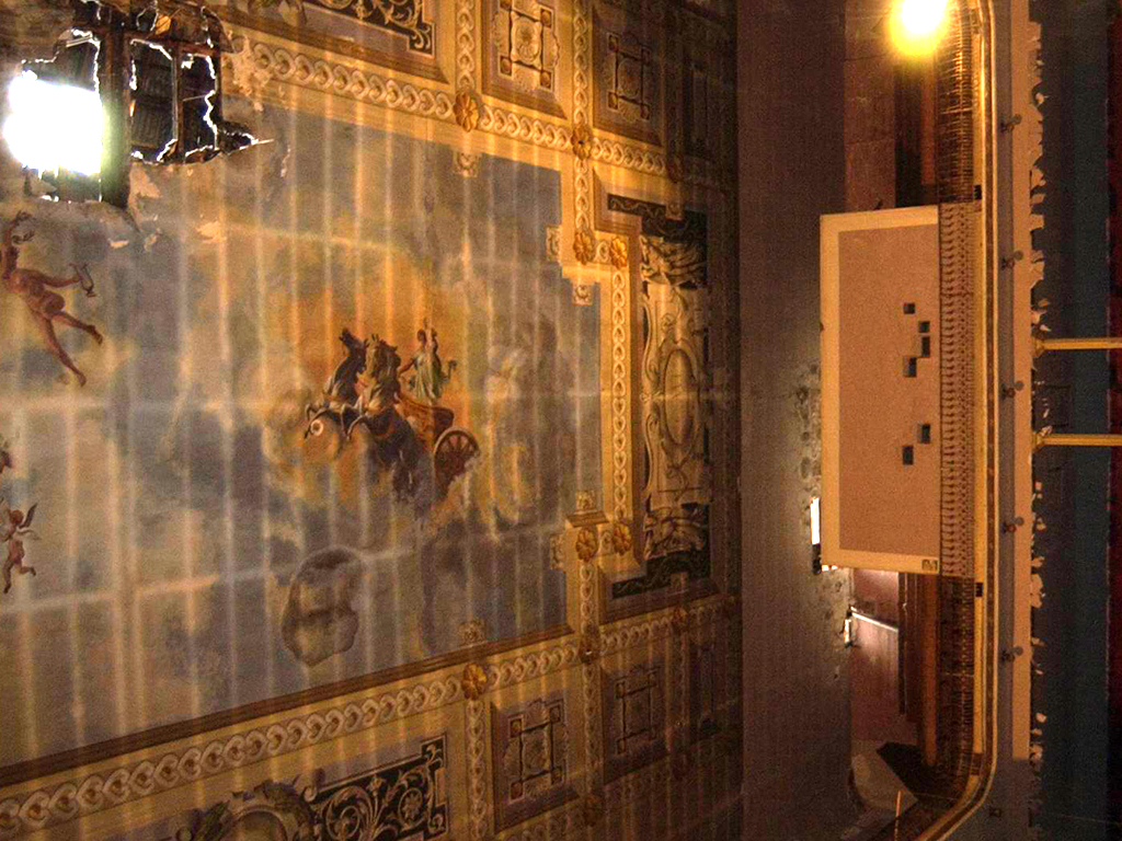 En el techo, la cubierta ya no existe, destacaban las pinturas modernistas de Lope Tablada. / E. A.