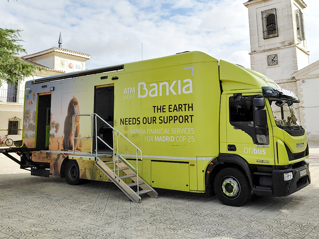 Uno de los ofibuses de Bankia, prestando servicio en una de las localidades rurales.