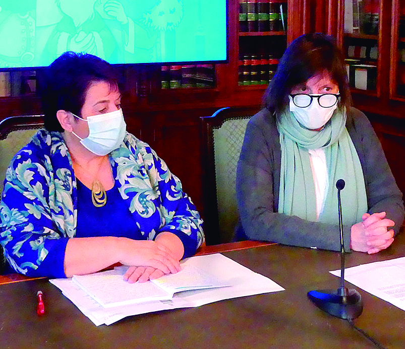 La alcaldesa y la concejala Gina Aguiar, ayer en rueda de prensa. / E. A.