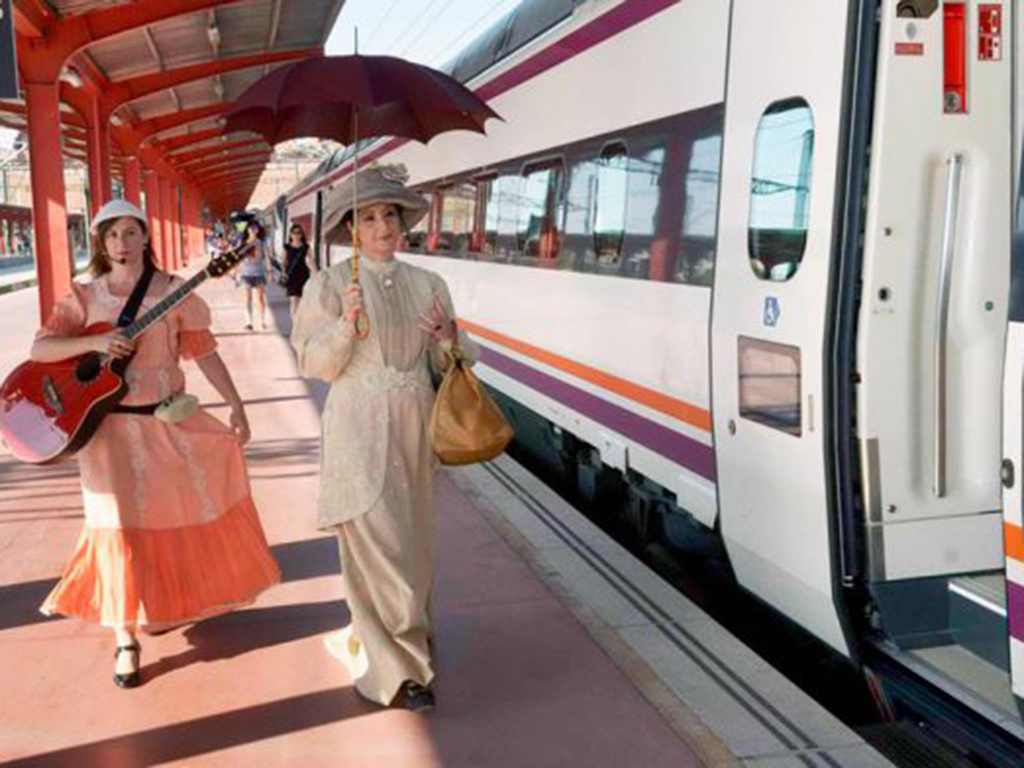 Álida Jiménez y Sonsoles Novo, en la promoción del ‘Tren de Machado’. / E. A.